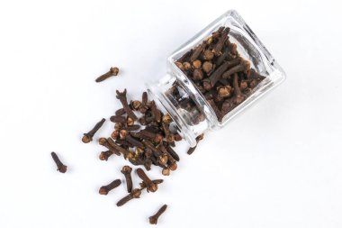 Beyaz arka plan üzerinde izole bir cam kavanoza karanfil