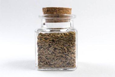 Beyaz arka plan üzerinde izole bir cam kavanoza kimyon