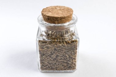 Beyaz arka plan üzerinde izole bir cam kavanoza kimyon