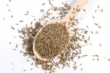 Kimyon tahta kaşık beyaz arka plan üzerinde izole içinde. Portre.