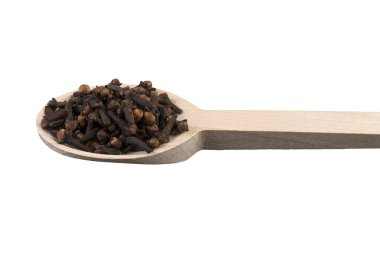 tahta kaşık beyaz zemin üzerine izole üzerinde karanfil