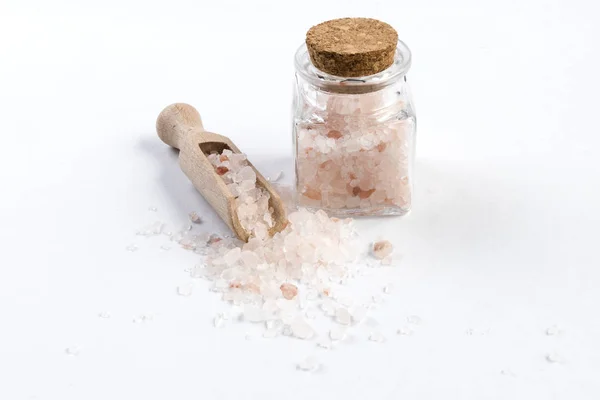 Himalayan Rosa Salz Holzlöffel Und Glas Auf Isoliertem Weißem Hintergrund — Stockfoto
