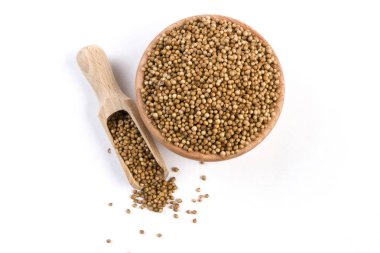 kişniş ahşap kase ve beyaz arka plan üzerinde izole Kepçe. 