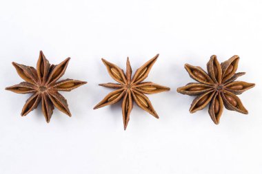 Beyaz arka plan üzerinde izole anason yıldız yığını. Üstten Görünüm