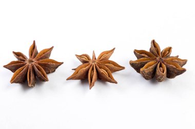 yığın beyaz arka plan üzerinde izole anason yıldız