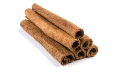 Tarçın çubukları beyaz arkaplanda izole