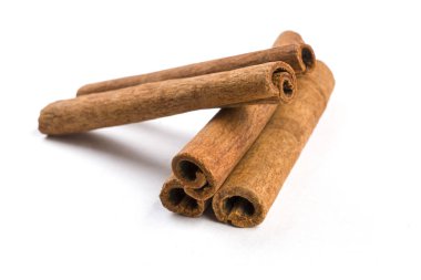 Tarçın çubukları beyaz arkaplanda izole