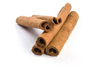 Tarçın çubukları beyaz arkaplanda izole