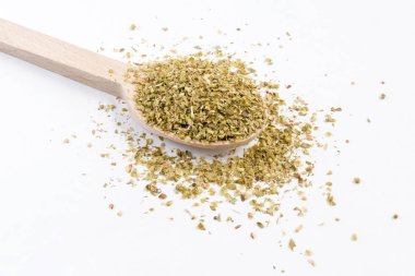 tahta kaşık beyaz arka plan üzerinde izole kekik ot. 