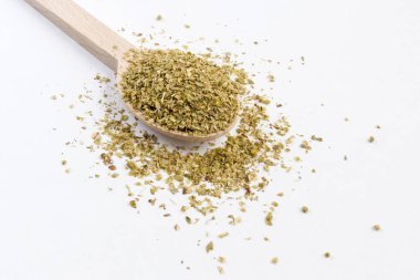 tahta kaşık beyaz arka plan üzerinde izole kekik ot. 