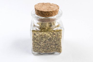 kekik ot bir cam kavanoz izole üzerinde beyaz arka plan