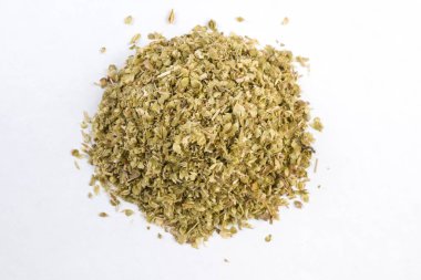 Beyaz background.top görünümü üzerinde izole kekik ot yığını