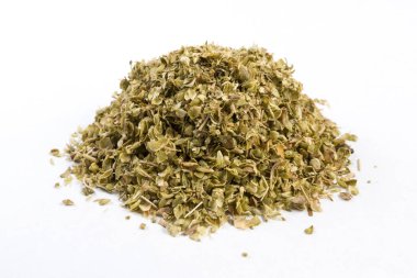 Beyaz arka plan üzerinde izole kekik ot yığını