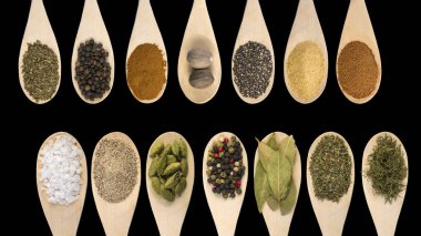 Çeşitli baharatlar ve siyah arka plan üzerine izole gıda bileşenleri kümesi. Yüksek çözünürlük