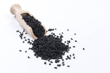 Beyaz arka plan üzerinde izole ahşap Kepçe çörek otu tohumu