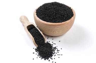 Çörek otu tohumu ahşap kase ve beyaz arka plan üzerinde izole Kepçe