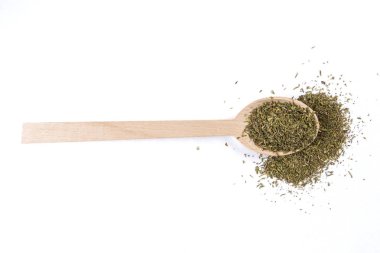 tahta kaşık beyaz arka plan üzerinde izole kekik ot