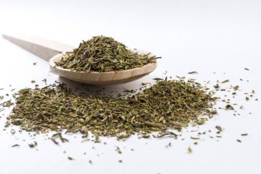 tahta kaşık beyaz arka plan üzerinde izole kekik ot