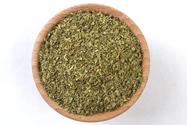 Marjoram Herb Dalam Mangkuk Kayu Terisolasi Pada Latar Belakang Putih — Stok Foto