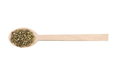 yeşil biber peppercorns tahta kaşık beyaz arka plan üzerinde izole içinde