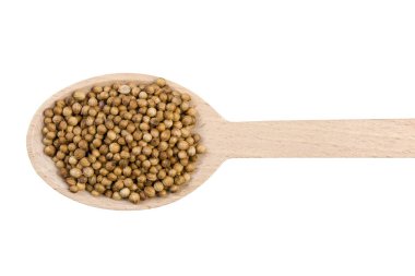 Tahta kaşık beyaz arka plan üzerinde izole kişniş tohumu