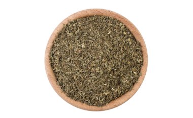 ahşap kase beyaz arka plan üzerinde izole nane yaprakları. Baharat ve Gıda katkı maddeleri.