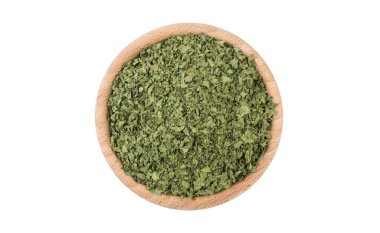 ahşap kase beyaz arka plan üzerinde izole kişniş yaprakları. Baharat ve Gıda katkı maddeleri.