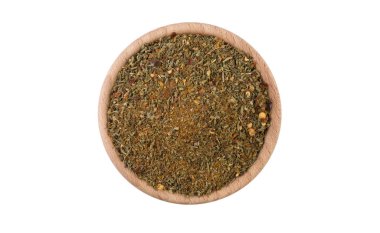 kırmızı lezzetli karışımı veya ahşap kase beyaz arka plan üzerinde izole Chubritsa. Baharat ve Gıda katkı maddeleri.