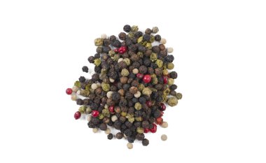 Beyaz arka plan üzerinde izole renkli biber peppercorns yığın. Üstten Görünüm