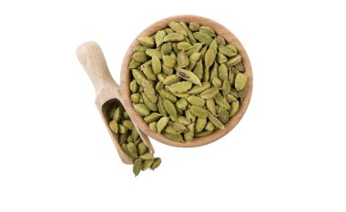 Kakuleden tohumları ahşap kase ve beyaz arka plan üzerinde izole Kepçe. Üstten Görünüm. Baharat ve Gıda katkı maddeleri.