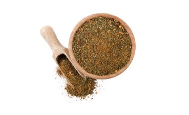 kırmızı lezzetli karışımı veya ahşap kase ve beyaz arka plan üzerinde izole Kepçe Chubritsa. Üstten Görünüm. Baharat ve Gıda katkı maddeleri.