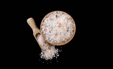 Pembe Himalaya tuz ahşap kase ve siyah arka plan üzerine izole Kepçe. Üstten Görünüm. Baharat ve Gıda katkı maddeleri.