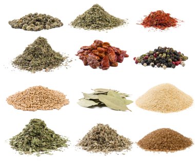 Baharat ve gıda maddeleri beyaz arka plan üzerinde izole yığın içinde