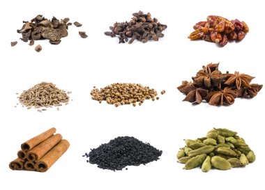 Baharat ve gıda maddeleri beyaz arka plan üzerinde izole yığın içinde