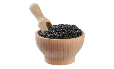 siyah fasulye ahşap kase ve beyaz arka plan üzerinde izole Kepçe. beslenme. Gıda İçerikler.