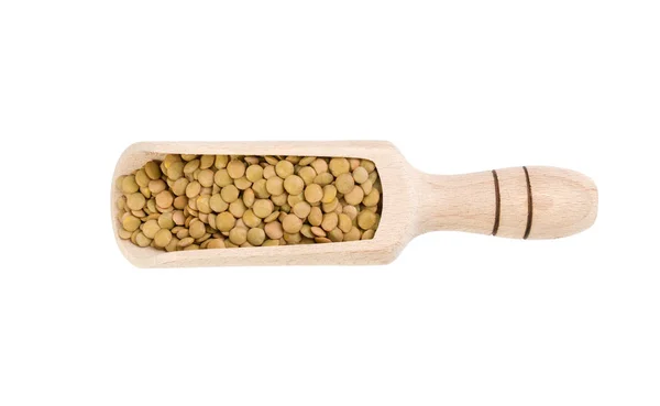 白い背景に分離された木製スクープのグリーンレンズ豆 バイオ 天然食品原料 — ストック写真