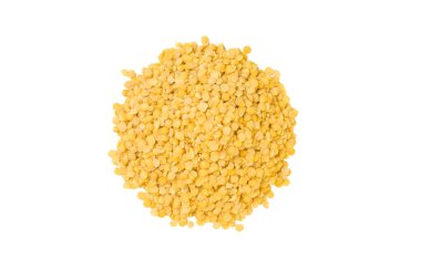 Beyaz arka planda izole sarı mercimek yığını. Beslenme. Biyo. doğal gıda madde.