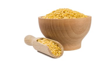 ahşap kase ve beyaz arka planda izole kepçe sarı mercimek. Beslenme. Biyo. doğal gıda madde.