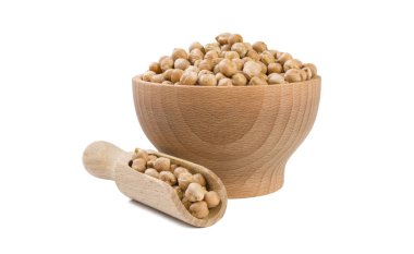 ahşap kase ve kepçe beyaz arka planda izole nohut. Beslenme. Biyo. doğal gıda madde.