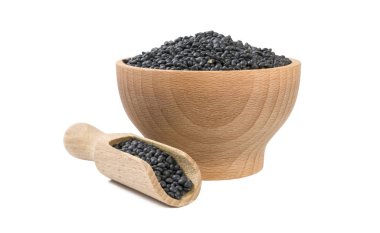 siyah mercimek Beluga ahşap kase ve kepçe beyaz arka planda izole. Beslenme. Biyo. doğal gıda madde. ön görünüm.