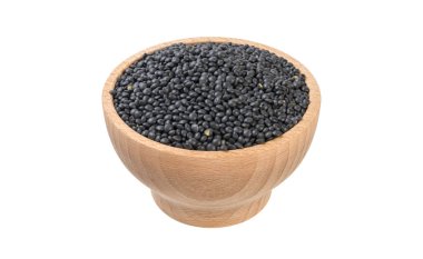 Beyaz arka planda izole ahşap kase siyah mercimek Beluga. Beslenme. Gıda madde.