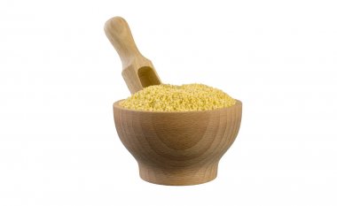 ahşap kase ve kepçe beyaz arka planda izole darı kasık. Beslenme. Biyo. doğal gıda madde.