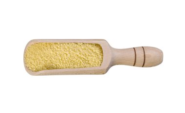 Beyaz arka planda izole ahşap kepçe kuskus. Beslenme. Biyo. doğal gıda madde.