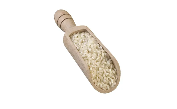 在白色背景上查出的木勺中的植物园短粒米 天然食品成分 — 图库照片
