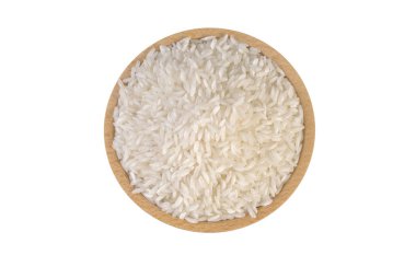 Beyaz arka planda izole ahşap kase uzun tahıl beyaz pirinç. Beslenme. Gıda madde.