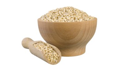 ahşap kase ve kepçe beyaz arka plan üzerinde izole inci arpa. Beslenme. Biyo. doğal gıda madde.ön görünüm.