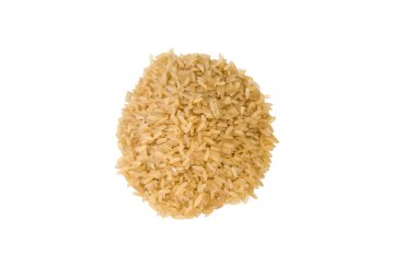 beyaz arka plan üzerinde izole kahverengi pirinç yığını. Beslenme. doğal gıda madde.top view.