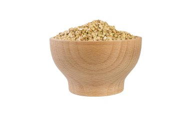 beyaz arka plan üzerinde izole ahşap kase ham karabuğday. Beslenme. food ingredient.front view.