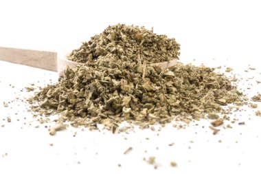 beyaz arka plan üzerinde tahta kaşık üzerinde salvia veya adaçayı