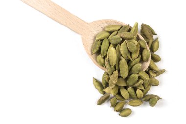 beyaz arka plan üzerinde tahta kaşık üzerinde mezarlık tohumları